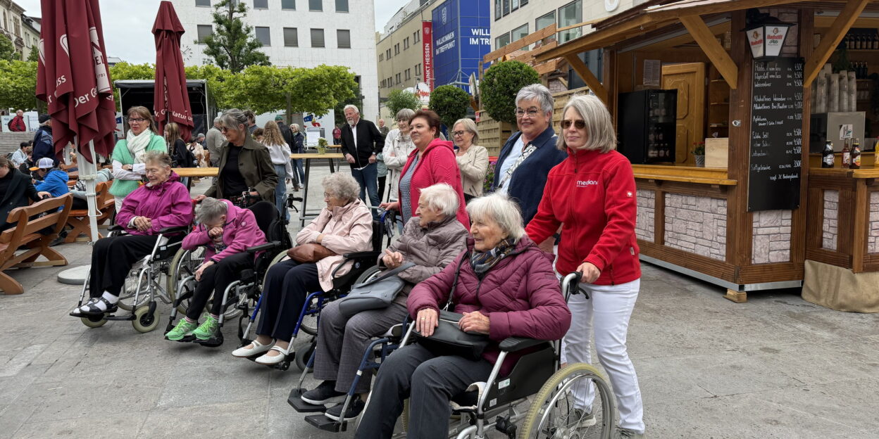 Bewohnerinnen und Bewohner der Mediana Häuser mit einer Mitarbeiterin der Sozialen Betreuung beim Hessentag in der Fuldaer Innenstadt