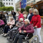 Bewohnerinnen und Bewohner der Mediana Häuser mit einer Mitarbeiterin der Sozialen Betreuung beim Hessentag in der Fuldaer Innenstadt