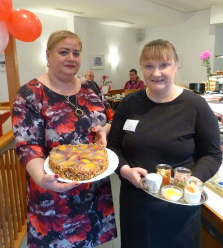 Ilona Schulz und Cafeleiterin Andrea Höhl