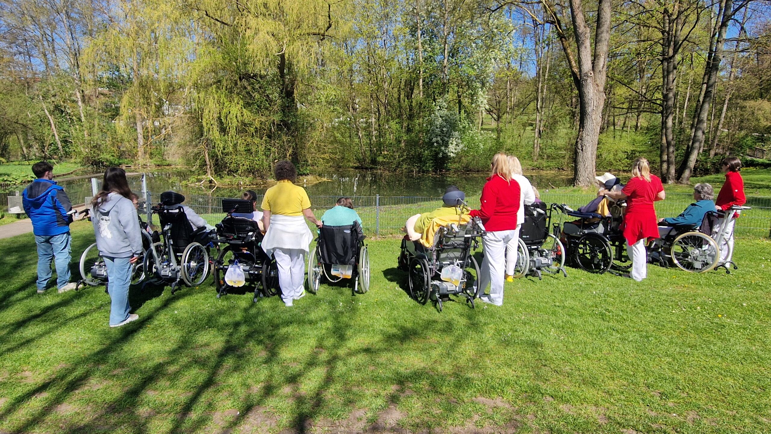 Zwei Schulkinder lernen beim Boys’ and Girls’ Day im Mediana Neuro-Care die Angebote der Sozialen Betreuung kennen